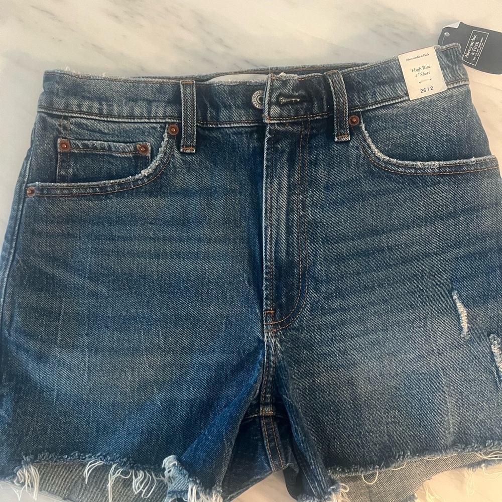 NWT Abercrombie High Rise 4" Short in Size 26